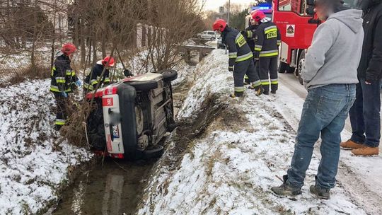 IWONICZ: Kolizja na Zagrodnikach. Auto wpadło do rowu