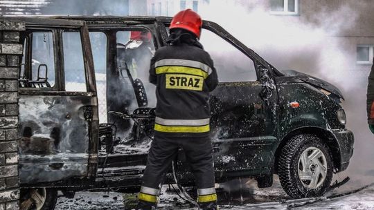 IWONICZ: Pożar samochodu - zagrożony budynek