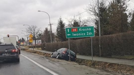 Iwonicz: Wjechał samochodem do rowu. Był pijany i nie posiadał prawa jazdy