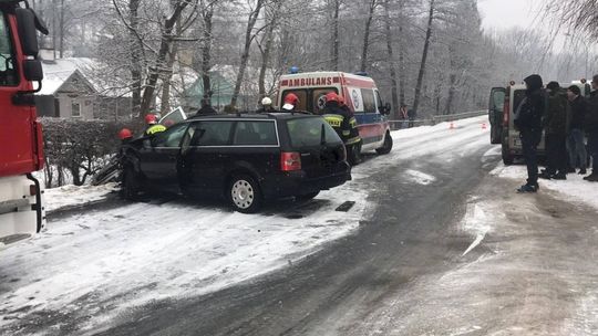 IWONICZ: Zderzenie dwóch osobówek i busa na ul. Długiej