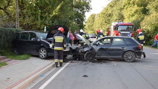 IWONICZ: Zderzenie trzech aut na ul. Długiej