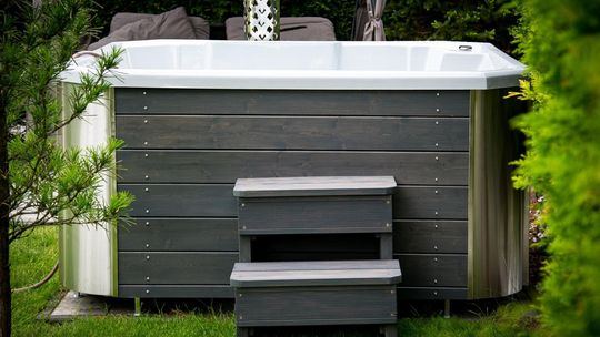 Jacuzzi ogrodowe jak z luksusowego kurortu – zobacz, jak urządzić prywatne SPA na własnym tarasie