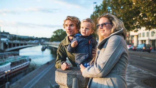 Jak bezpiecznie i tanio wysyłać pieniądze do rodziny z zagranicy?