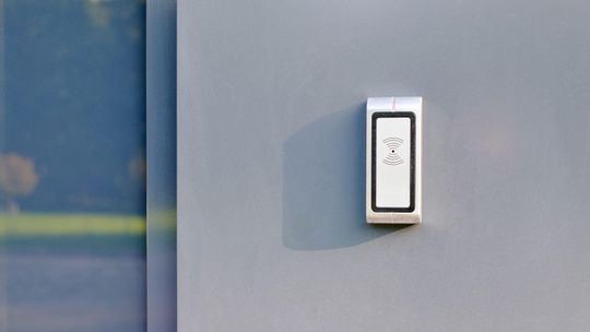 Jak dzwonek do drzwi poprawia bezpieczeństwo domu?