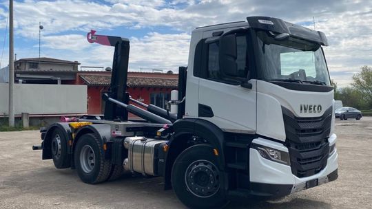 Jak hakowce zmieniają codzienną pracę służb komunalnych i ratowniczych w polskich miastach