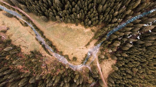Jak kręcić zachwycające filmiki dronem? Poradnik