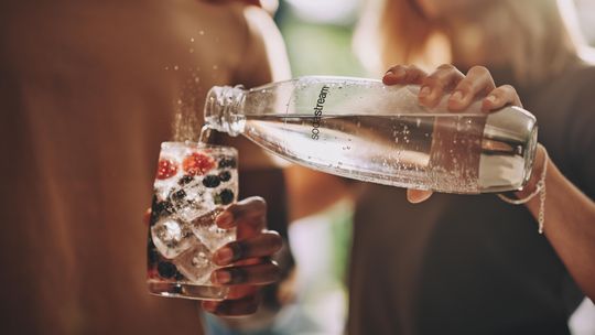 Para ciesząca się wodą nagazowaną dzięki saturatorowi SodaStream.