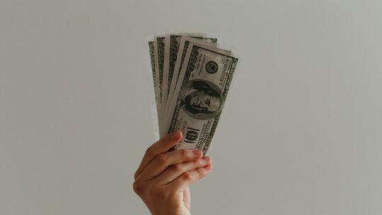 Jak opodatkowana jest premia dla pracownika – brutto czy netto?