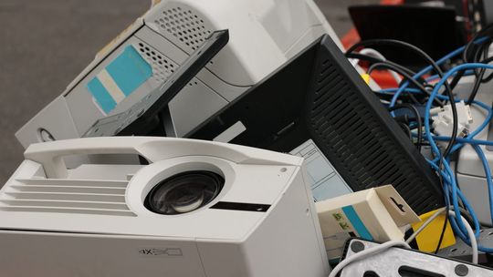 Jak pozbywamy się elektrośmieci z naszych domowych zakamarków
