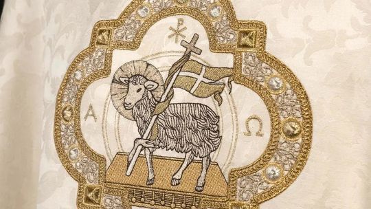 Jak wybrać idealny ornat? Kompleksowy poradnik od HAFTINA TEXTILE GROUP SP. Z O. O.