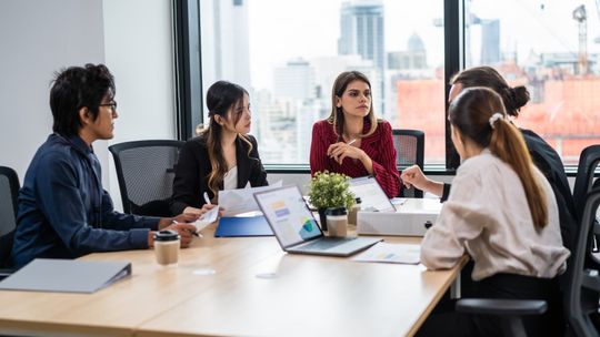 Jakie korzyści przynosi wdrożenie CRM w firmie?