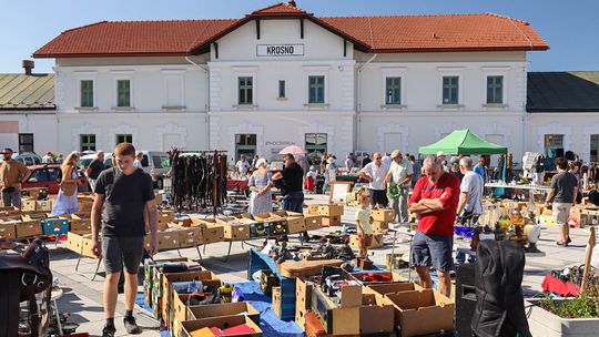 Sierpniowy jarmark staroci i rękodzieła na placu przed Etnocentrum Ziemi Krośnieńskiej [ZDJĘCIA]