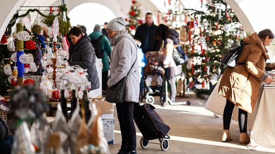 Jarmark Świąteczny rozpoczęty! Magia świąt wróciła na krośnieński Rynek [ZDJĘCIA]