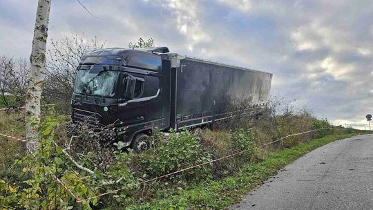 Jasienica Rosielna. Nietrzeźwy kierowca zespołem pojazdów zjechał z nasypu na DK19