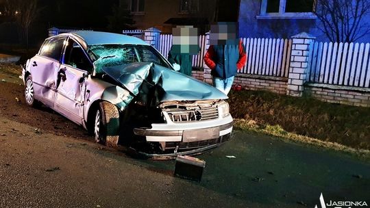 JASIONKA: Kierujący volkswagenem uderzył w ogrodzenie