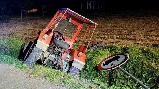 Jasionka. Nietrzeźwy nastolatek wjechał traktorem do rowu