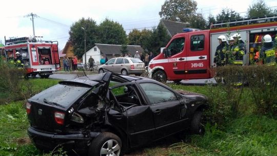 JAŚLISKA: Samochód wjechał w rozrzutnik obornika