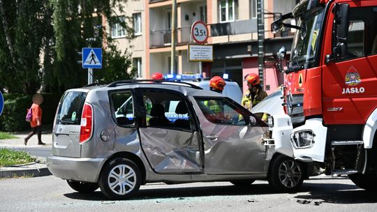 Zderzenie wozu strażackiego JRG Jasło z samochodem osobowym