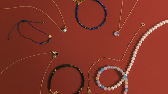 Jaspis na spokój, cytryn na uśmiech – jak wybrać naszyjnik z kamieni naturalnych dla siebie?