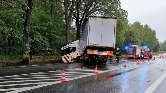 JASZCZEW: Ciężarówka zablokowała częściowo DK28