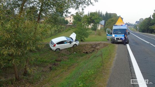 Jaszczew: Dachowanie samochodu. Matka i dwoje dzieci w szpitalu