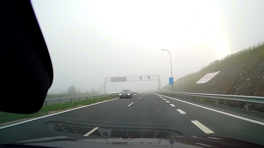Jechali pod prąd we mgle na S19. Na Rogowskiej Górze o krok od tragedii [WIDEO]