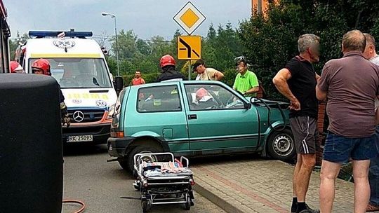 JEDLICZE: Cinquecento wjechało w ogrodzenie. Dwie osoby ranne