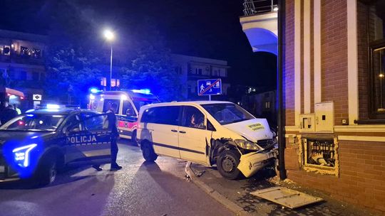 Jedlicze. Mercedes wbił się w budynek Urzędu Gminy