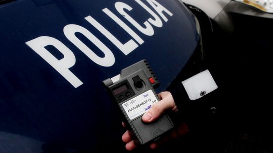 JEDLICZE: Pijana 24-latka wjechała w ogrodzenie szkoły