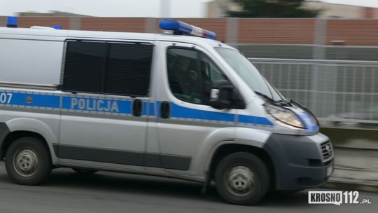 Jedlicze: Policjanci gasili płonący samochód