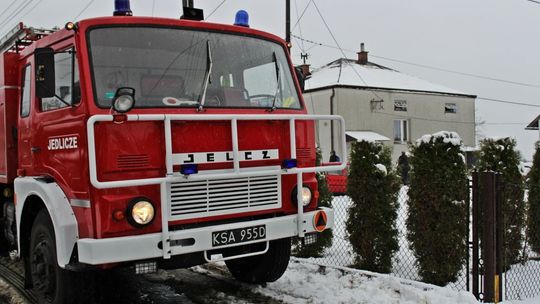 JEDLICZE: Pożar sadzy rozprzestrzenił się na poddasze