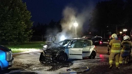 Jedlicze. Pożar samochodu na parkingu przy kościele