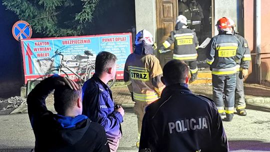 ? Jedlicze. Pożar w jednej z kamienic. Policjanci ewakuowali dwie osoby i psa