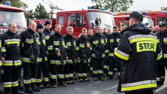 JEDLICZE: Pożar zbiornika w rafinerii - ćwiczenia międzypowiatowe