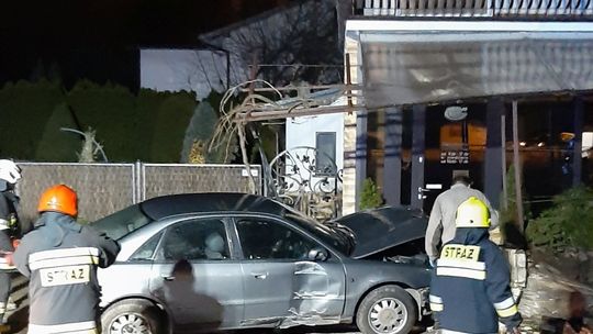 JEDLICZE: Samochód wjechał w cukiernię. Dwa inne zderzyły się niedaleko niej