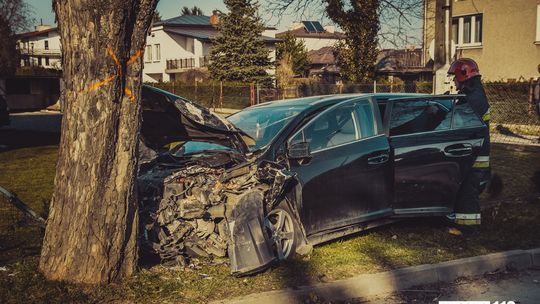 JEDLICZE: Straciła panowanie nad pojazdem i uderzyła w drzewo