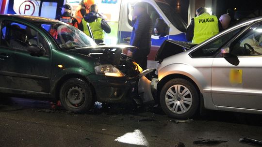 JEDLICZE: Trzy osoby ranne w czołowym zderzeniu pojazdów
