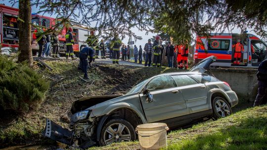 JEDLICZE: Wjechał Subaru w drzewo i potok