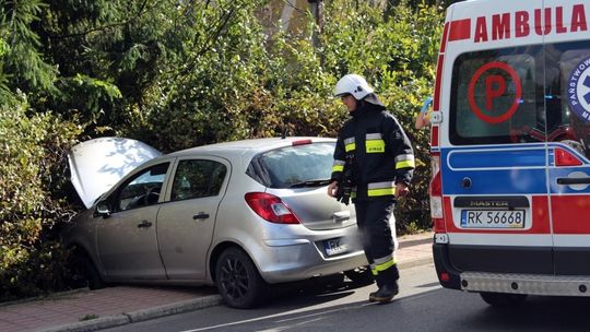 JEDLICZE: Zderzenie dwóch samochodów. Opel w żywopłocie