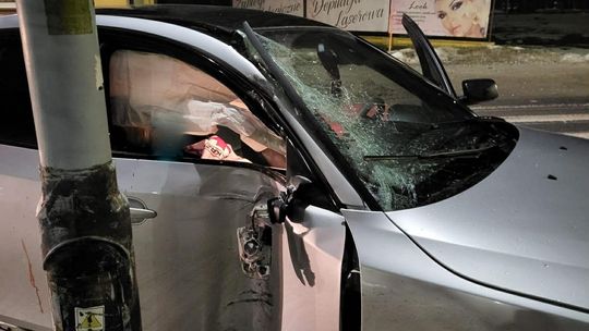 Jedna osoba ranna po tym jak kierowca BMW wjechał w latarnię