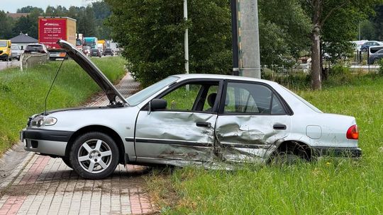 Jedna osoba została ranna w zderzeniu osobówki i dostawczego busa