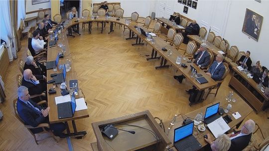 Jedna sesja, dwa podejścia do poniesienia opłat za śmieci. Nieudane