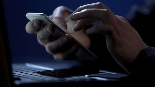 Jest prawo na smishing. Czy skończy to z oszustwami przez sms?