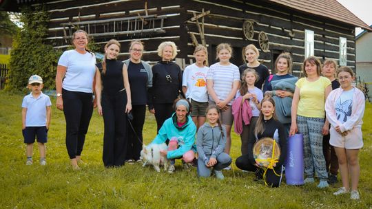 Joga w Rogach z pomocą dla zwierząt. Mieszkańcy gminy Miejsce Piastowe zebrali karmę dla schronisk