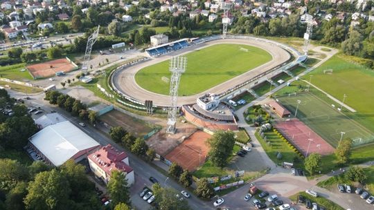 Jupitery na stadionie mają mieć zasilanie z sieci. Powstanie też zadaszona trybuna