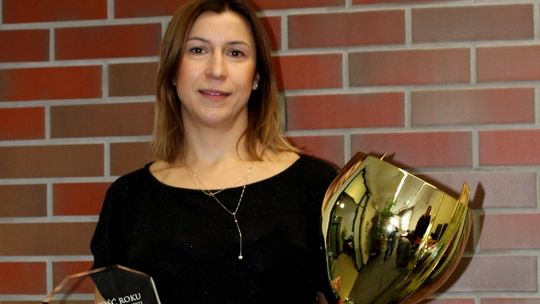Justyna Szepieniec ze statuetką „Osobowość Roku Ziemi Krośnieńskiej"