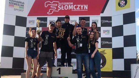 Kamil Lorenc z Lo-Stark Drift Team triumfuje na zawodach w Słomczynie