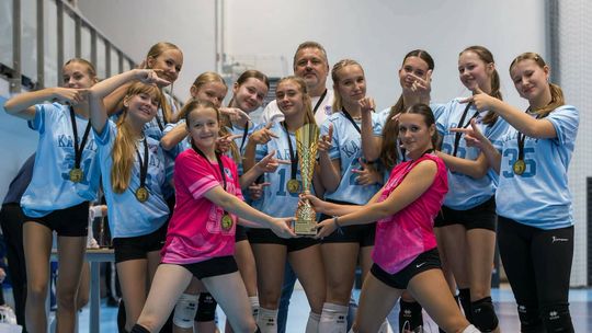 Karpaty MOSiR Krosno triumfują w Wieliczce. Juniorki młodsze z pucharem przed startem sezonu