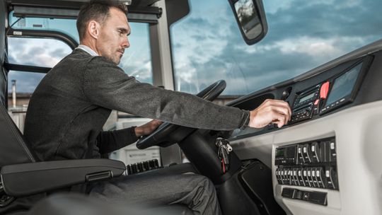 Kierowca autobusu i motorniczy powinni być chronieni jak funkcjonariusze publiczni