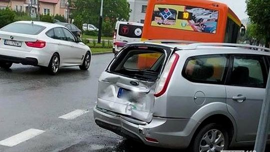Kierowca autobusu wjechał na tył auta zaparkowanego w zatoczce [AKTUALIZACJA]